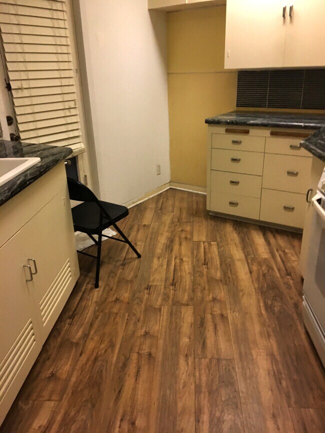 kitchen - 3141 Country Club Dr