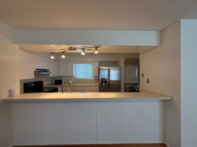 Foto del edificio - Chesapeake Bay Condo – One Block from the Beach! "Ask About Our Zero Deposit"