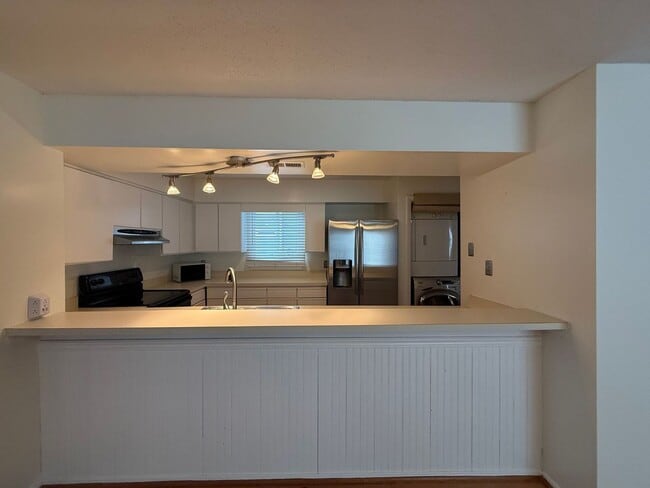 Building Photo - Chesapeake Bay Condo – One Block from the Beach! "Ask About Our Zero Deposit"