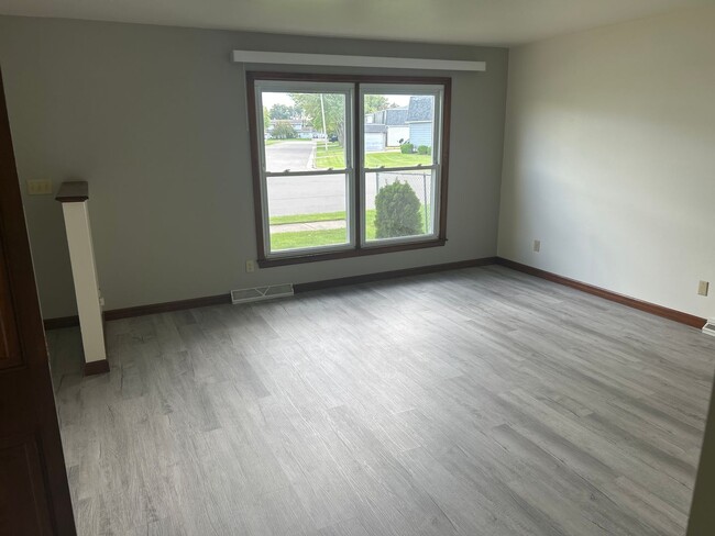 Building Photo - 717 Fairwood Dr