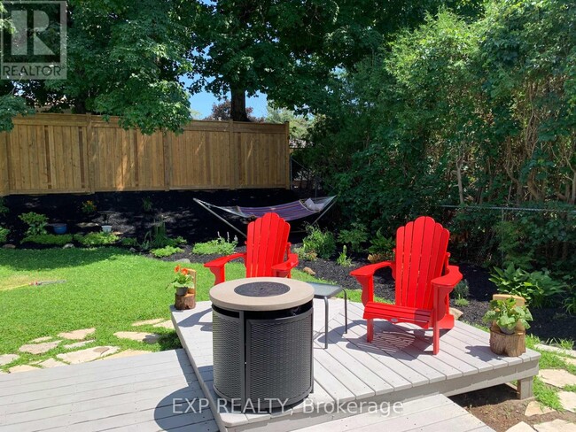 Building Photo - 1031 Mary St N