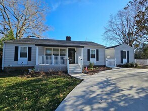 Building Photo - 1207 Country Club Dr