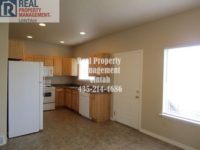Building Photo - 3 bedroom 1.5  bath Town home