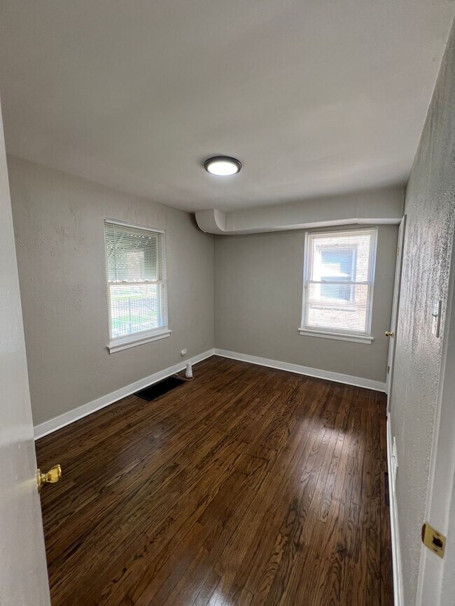 Building Photo - Welcome to your new home! Discover 10123 S...