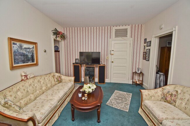 Living room & entry - 724 Bryant St