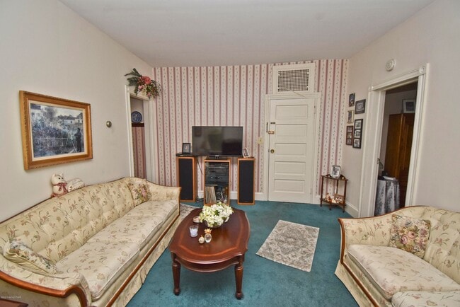 Living room & entry - 724 Bryant St