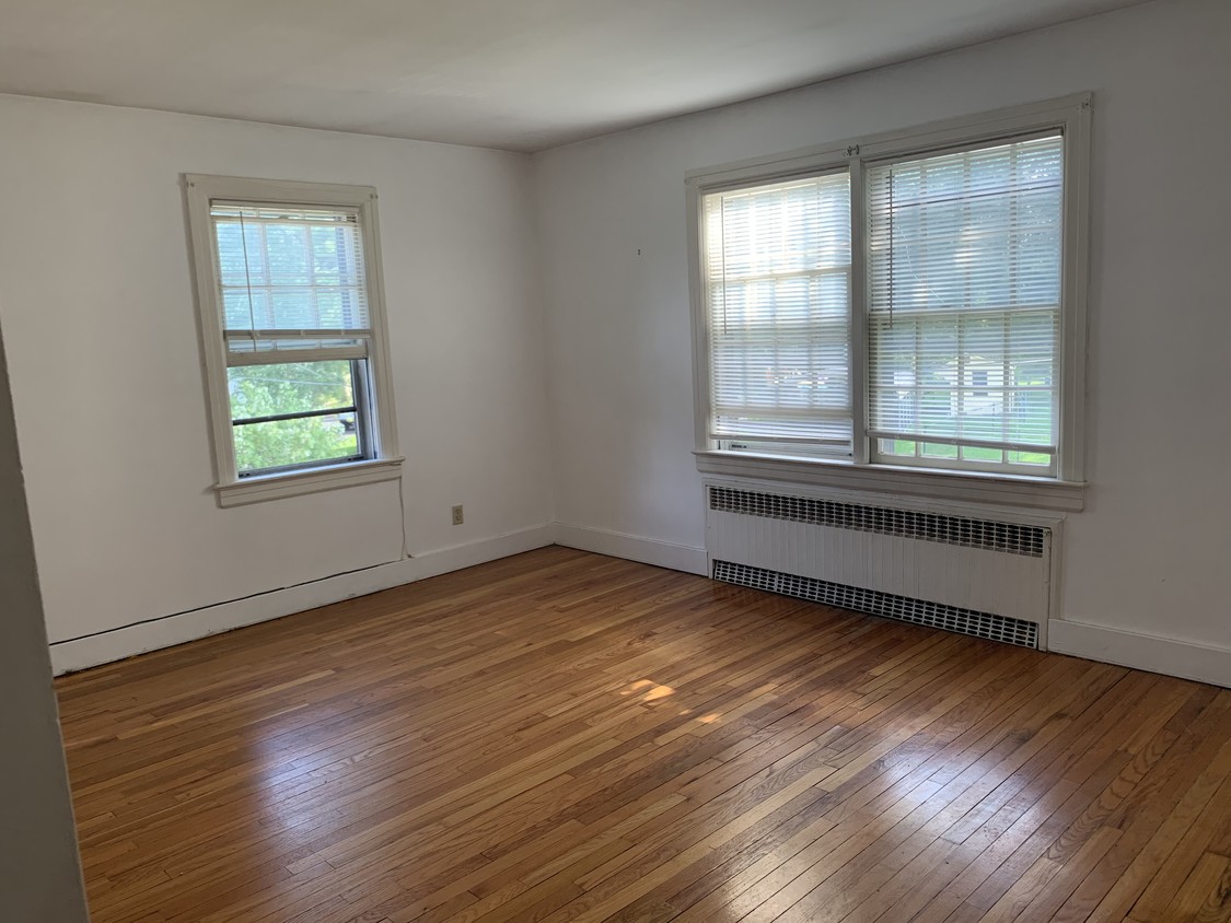 Living room with plenty of light - 1902 7th St