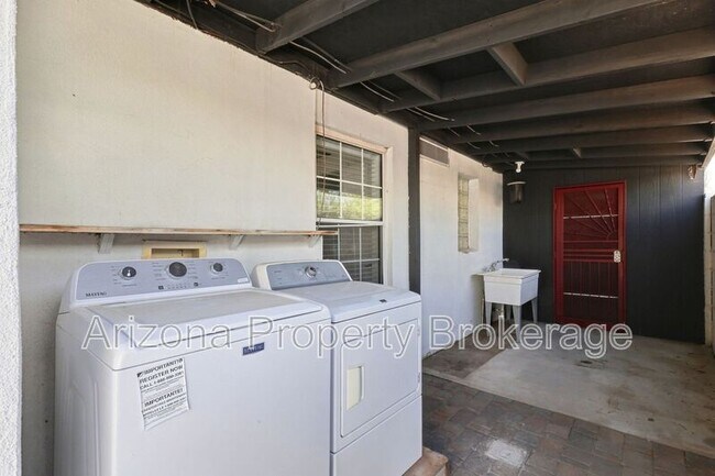 Foto del edificio - 1128 E Almeria Rd
