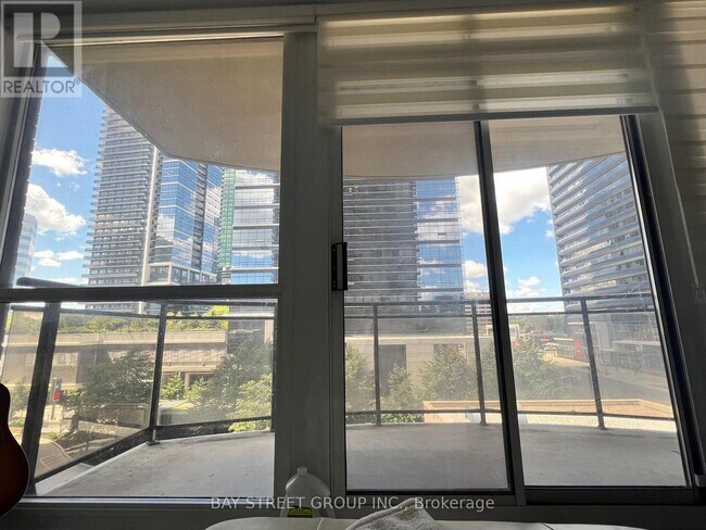 Photo du bâtiment - 33 Sheppard Ave E