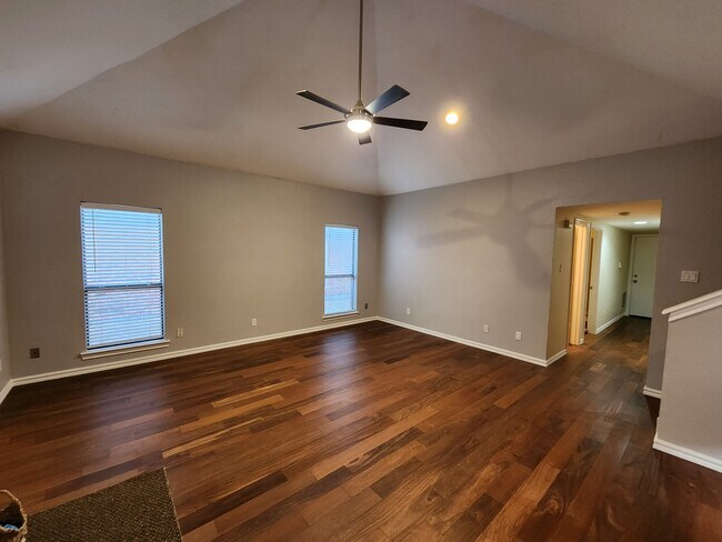 Building Photo - 2016 Greenview Dr