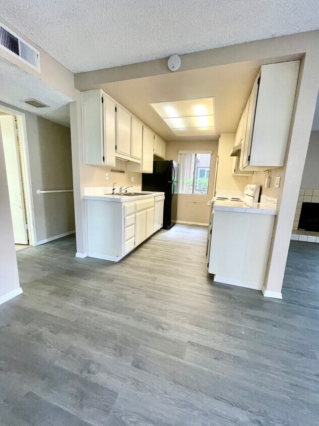 Foto principal - 6560 College Grove Dr