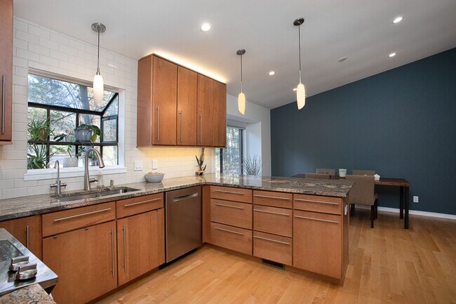 Foto del edificio - Gorgeous 3 Bedroom House - 1 mile to Downtown Carrboro!