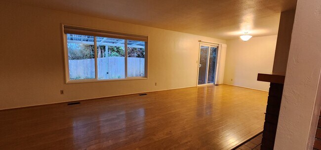 Foto del edificio - FREE MONTH OF RENT - $995 DEPOSIT - Corvallis House w/ Great Living Space and Yard