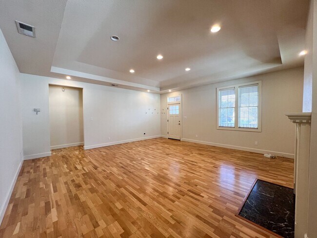 Building Photo - Custom Three Bedroom in Woodlake Neighborh...