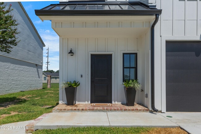 Foto del edificio - 424 Eraste Landry Rd