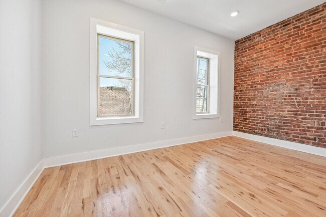 Building Photo - 933A Summit Ave