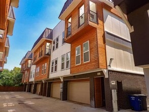 Building Photo - 2318 Stutz Dr