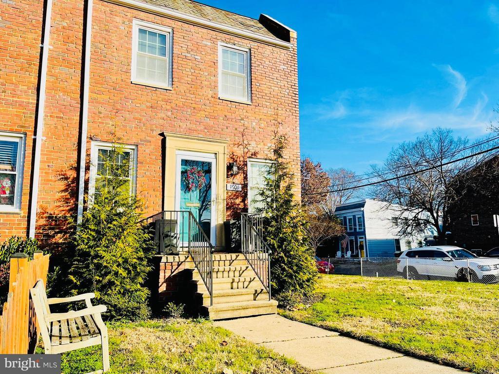 Primary Photo - 1601 Princess St