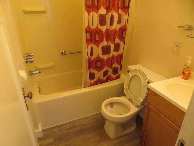 Baño con bañera/zapatero combinado - 214 1/2 Brown Ave