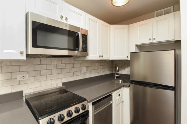 Building Photo - 640 W Wrightwood Ave