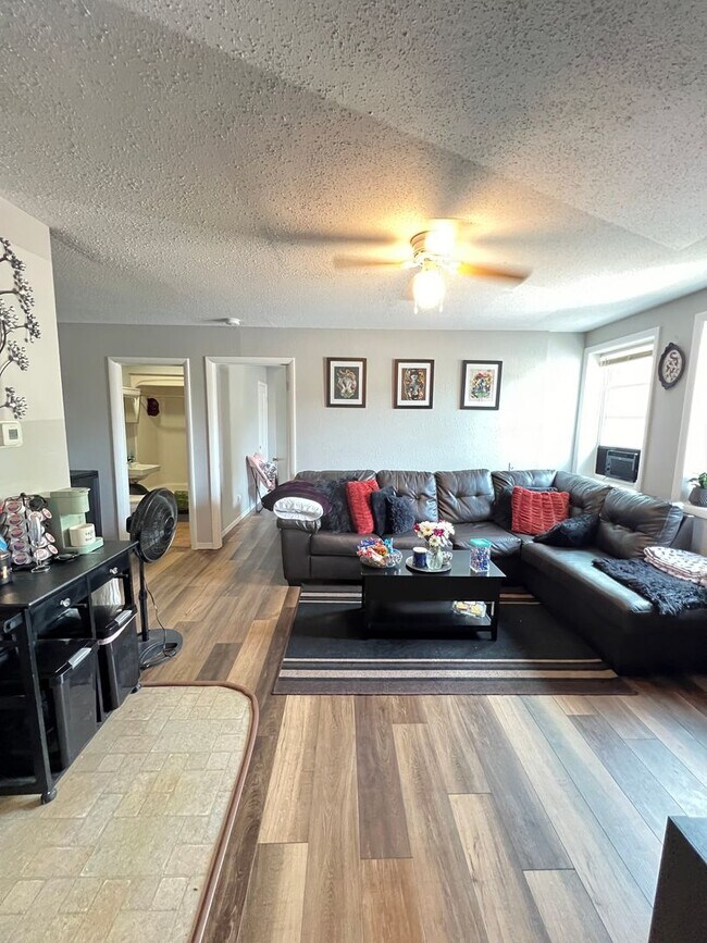 Foto del edificio - AVAILABLE JUNE - Spacious 2 Bedroom Apartment!