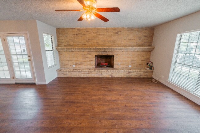 Building Photo - 624 Fern Meadow Dr