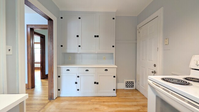 Building Photo - 322 Partington Ave