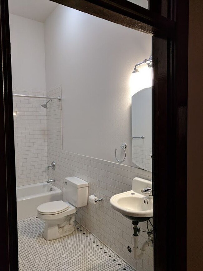 Foto del edificio - Historic Downtown Cle Elum Apartment right on the main street!