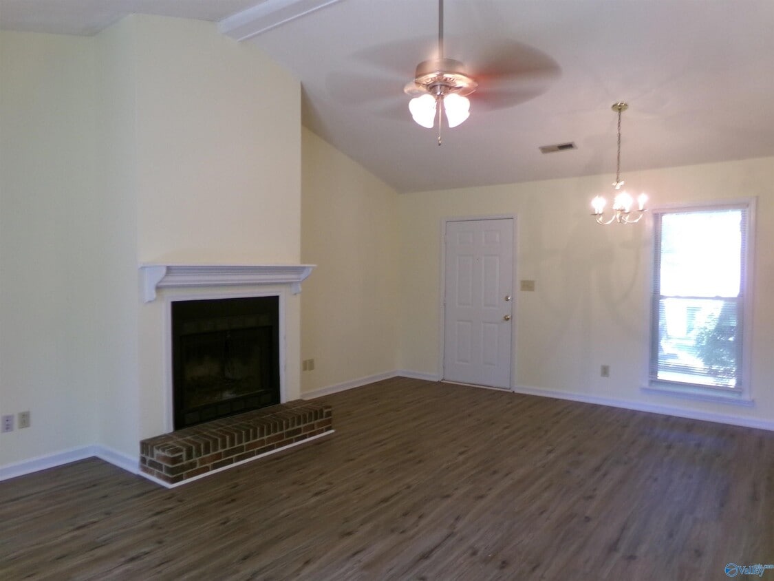 Building Photo - 732 Wynsom Dr SE
