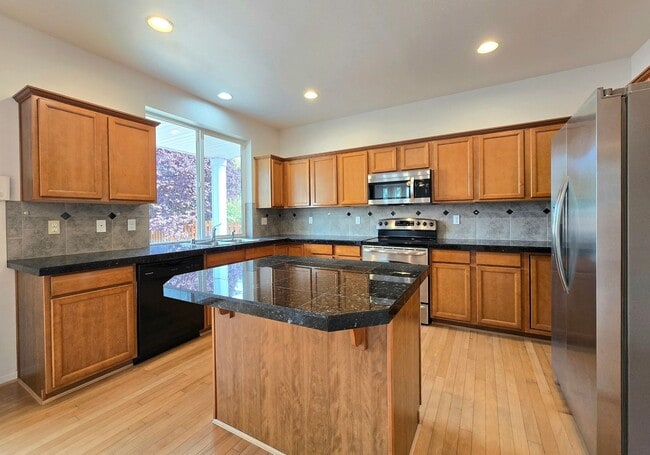 Building Photo - Single Family 4 Bed/2.5 Bath Home in Lake ...