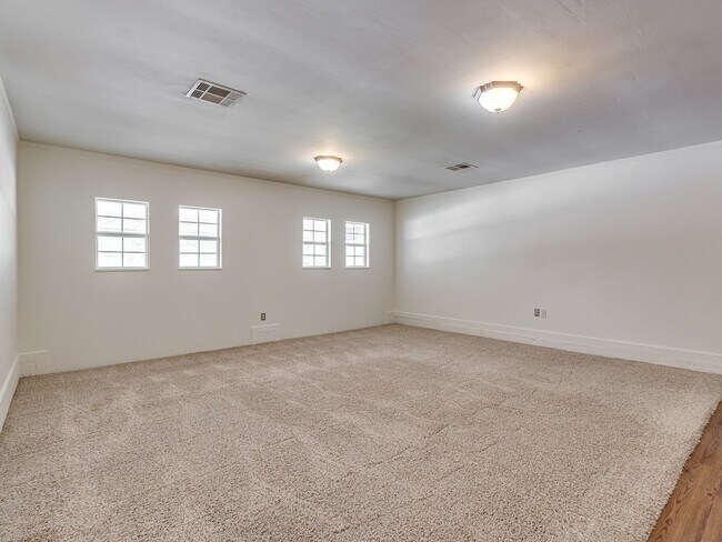 Building Photo - 106 N Norman Ave