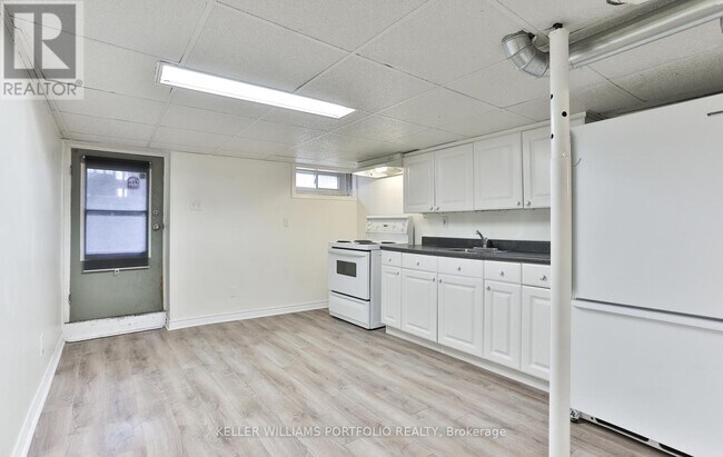 Photo du bâtiment - 98 Uxbridge Ave