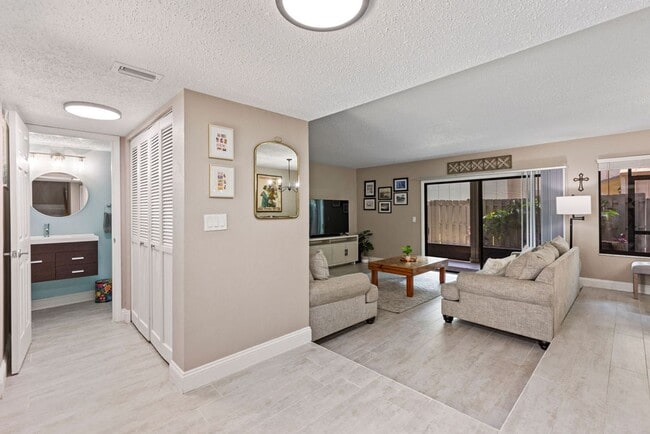 Building Photo - MOVE IN SPECIAL!!!  3/2.5 Townhome in The ...