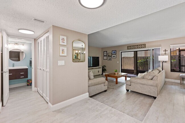 Foto del edificio - MOVE IN SPECIAL!!!  3/2.5 Townhome in The ...