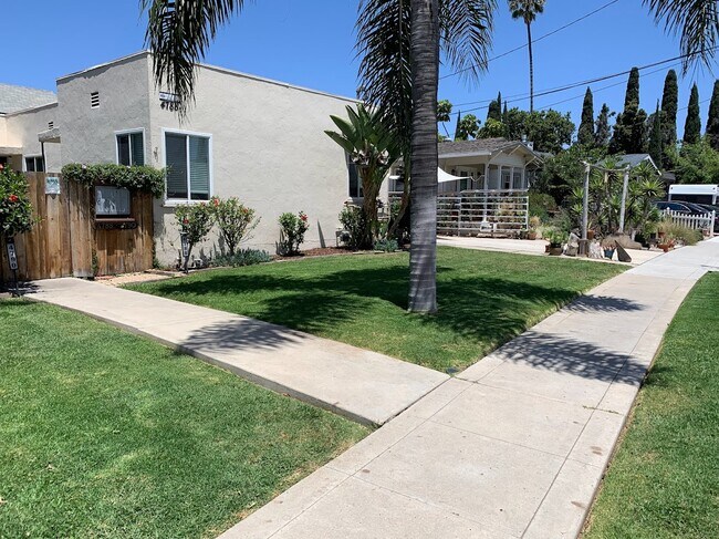 Buenos vecinos - 4788 W Mountain View Dr
