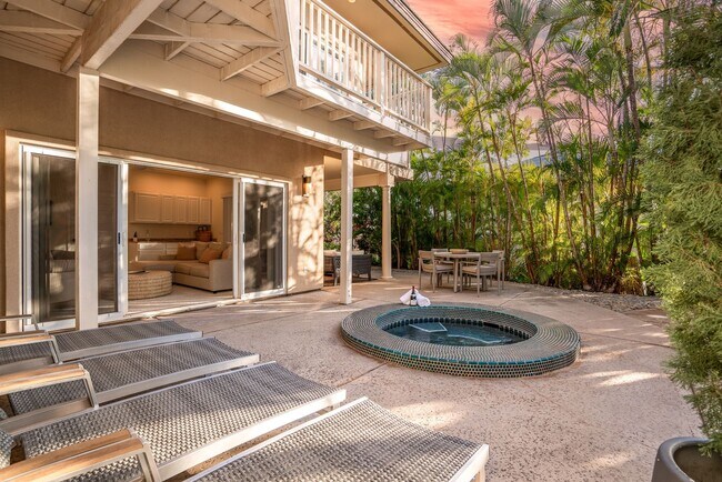 Building Photo - Stunning 4 Bedroom/3 Bathroom Fully Furnis...