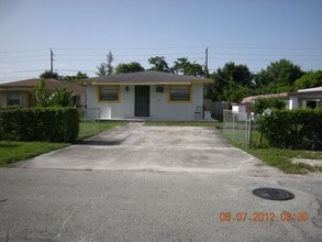 Building Photo - 210 NE 35th Ct