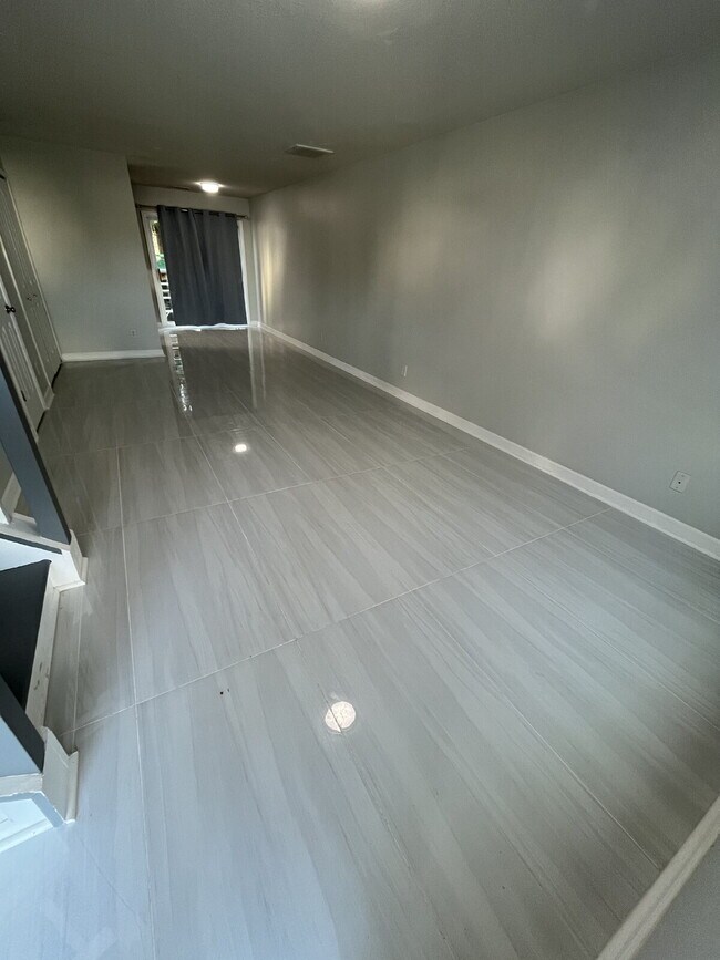 Foto del edificio - "Chic & Cozy: Modern 2-Bed Townhouse with Marble Accents in Greensboro!"