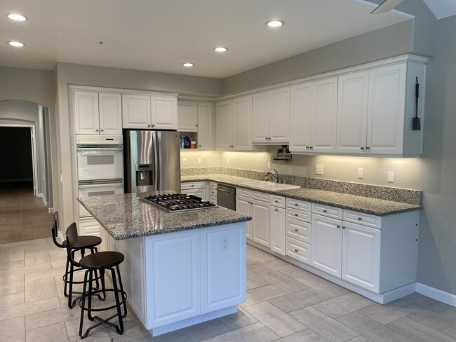 Building Photo - 732 PALISADES Dr
