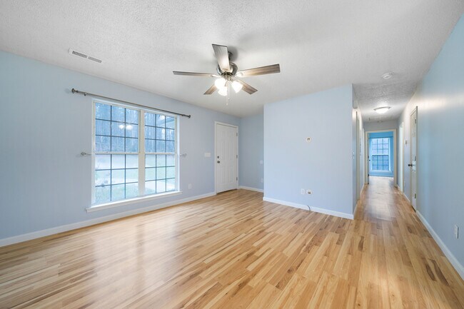 Foto del edificio - 694 Sugar Valley Rd SW