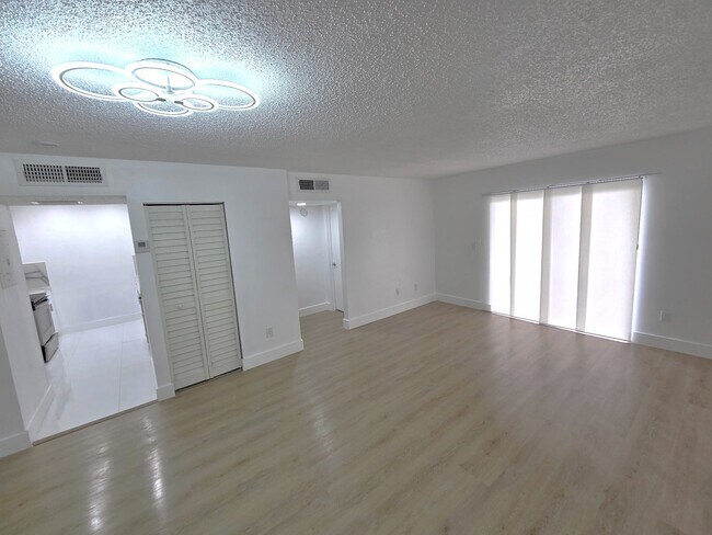 Foto del edificio - 8240 SW 210th St