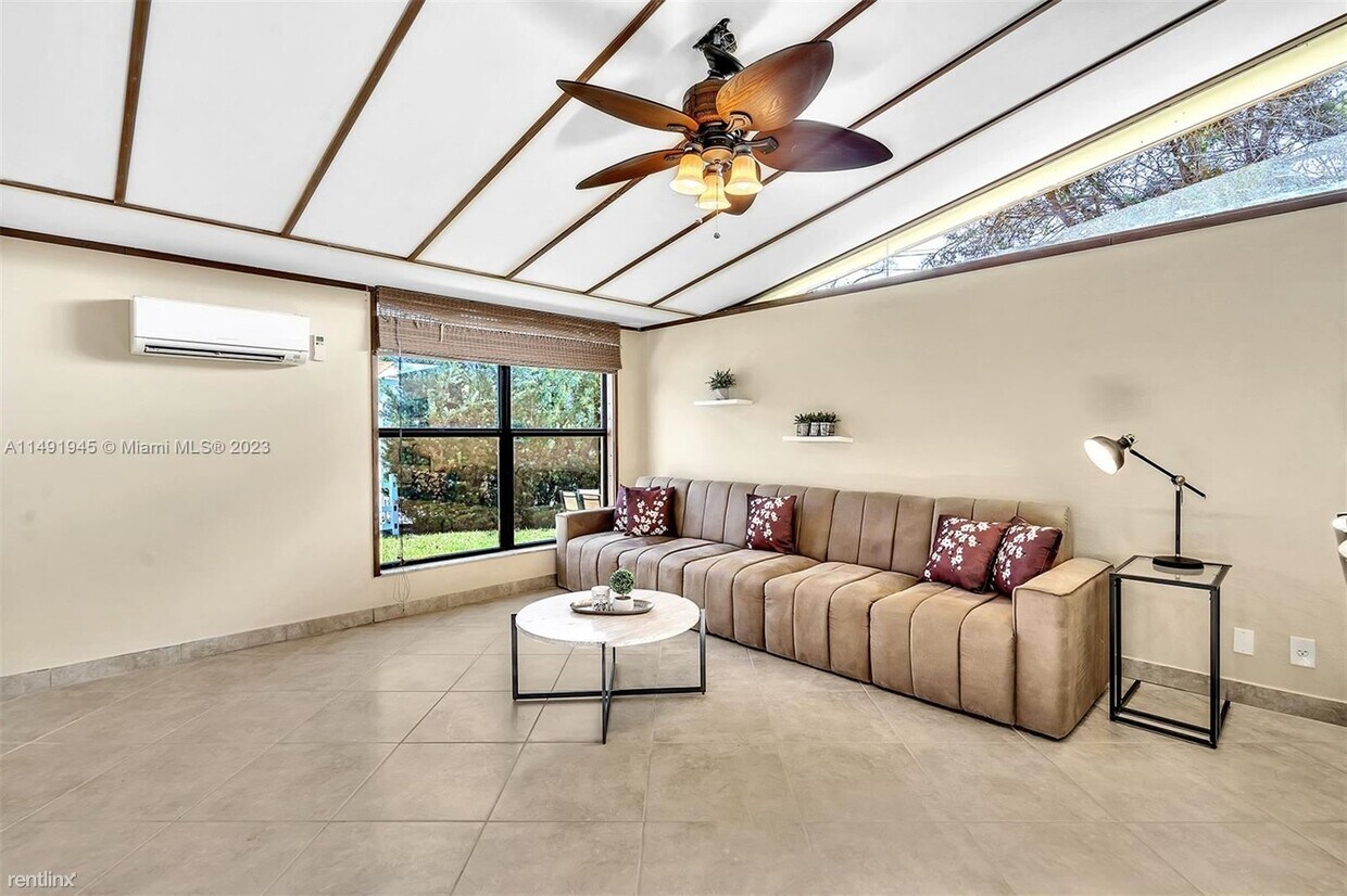 Foto principal - 3 br, 3 bath House - 2915 Arthur St