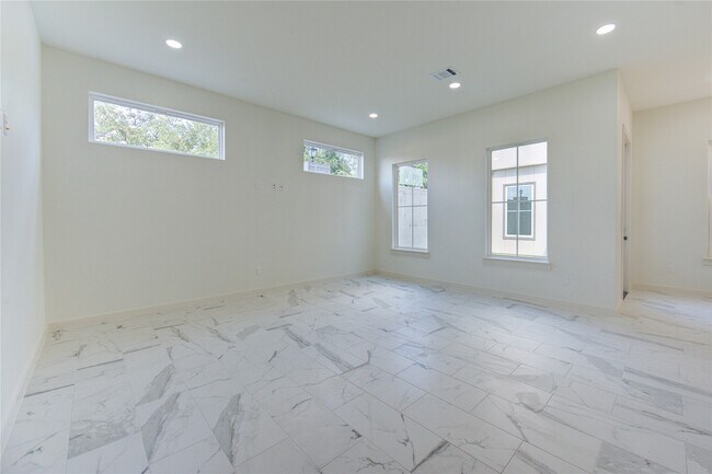 Building Photo - 2915 El Fenice Ln