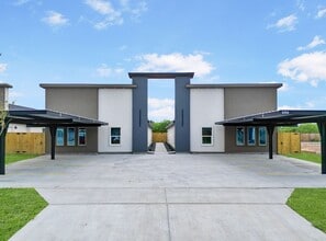 Building Photo - 2812 Links Dr