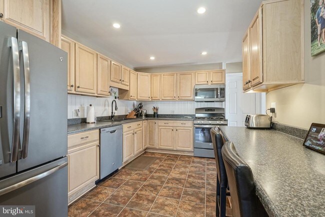 Building Photo - 14 N Lakeside Dr W
