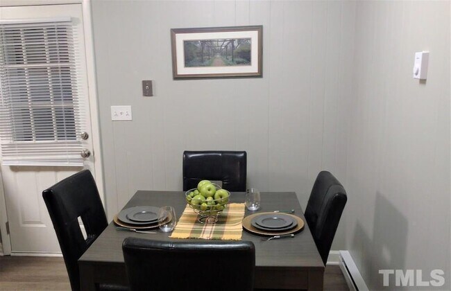 Foto del edificio - 411 Rose Ln