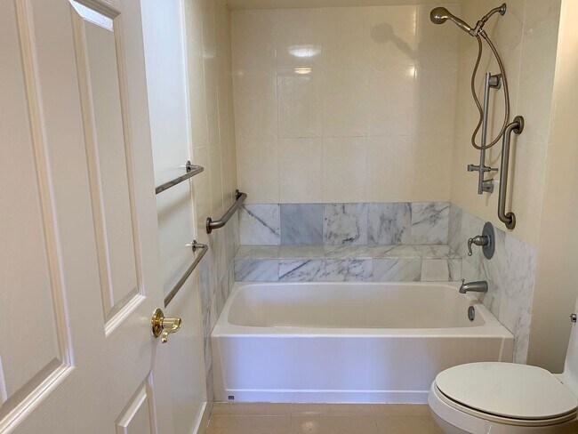 Foto del edificio - 2-Bedroom Condo with Lanai & Parking – $2,...