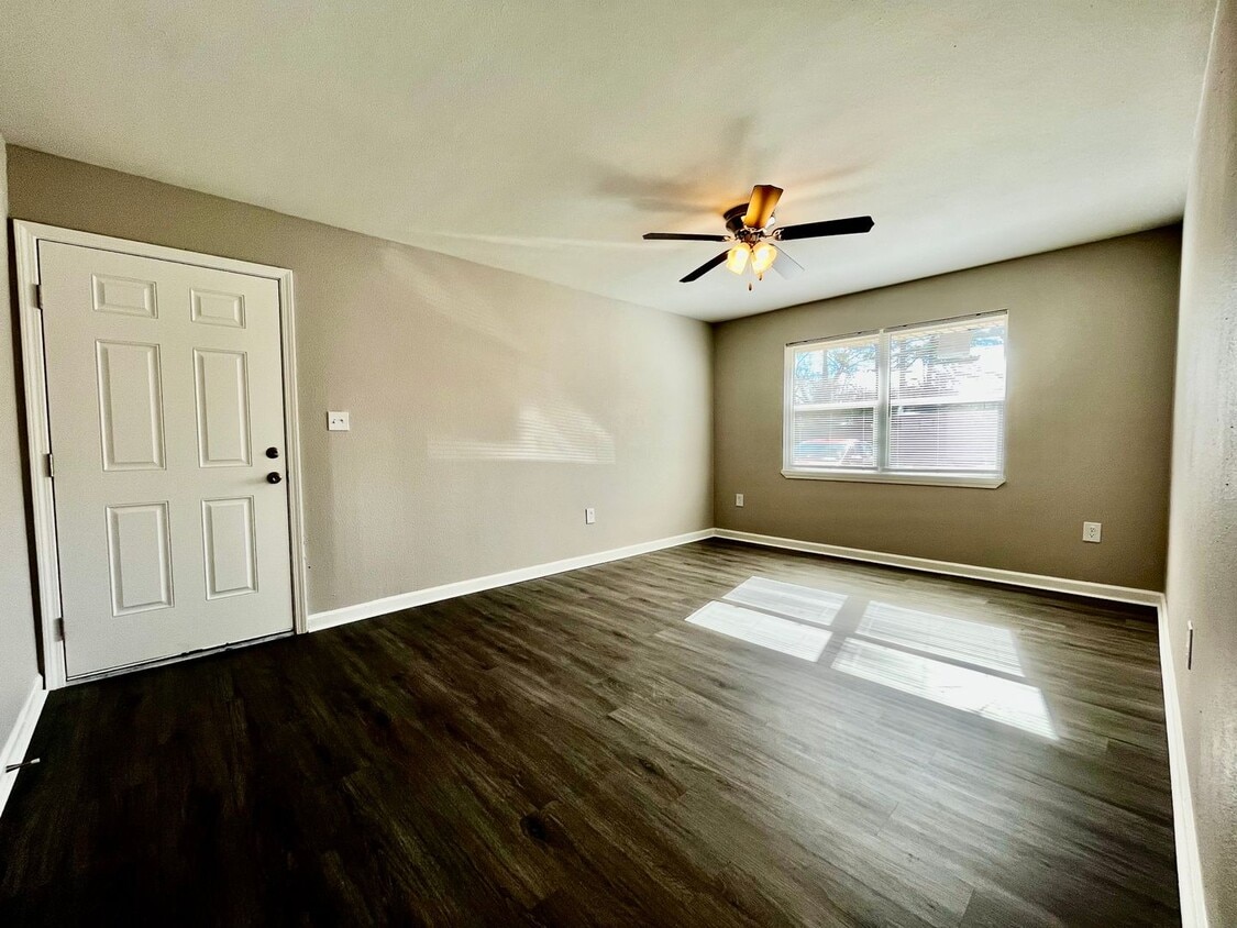 34 Stoneybrook Ln Unit 2, Searcy, AR 72143 Room for Rent in Searcy