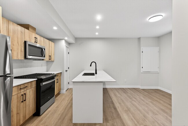 Photo du bâtiment - 10920-10130 130 St NW