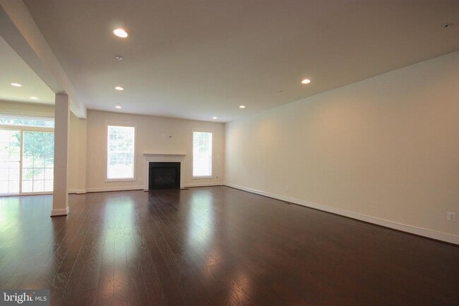 Building Photo - 10916 Fairmont Ln